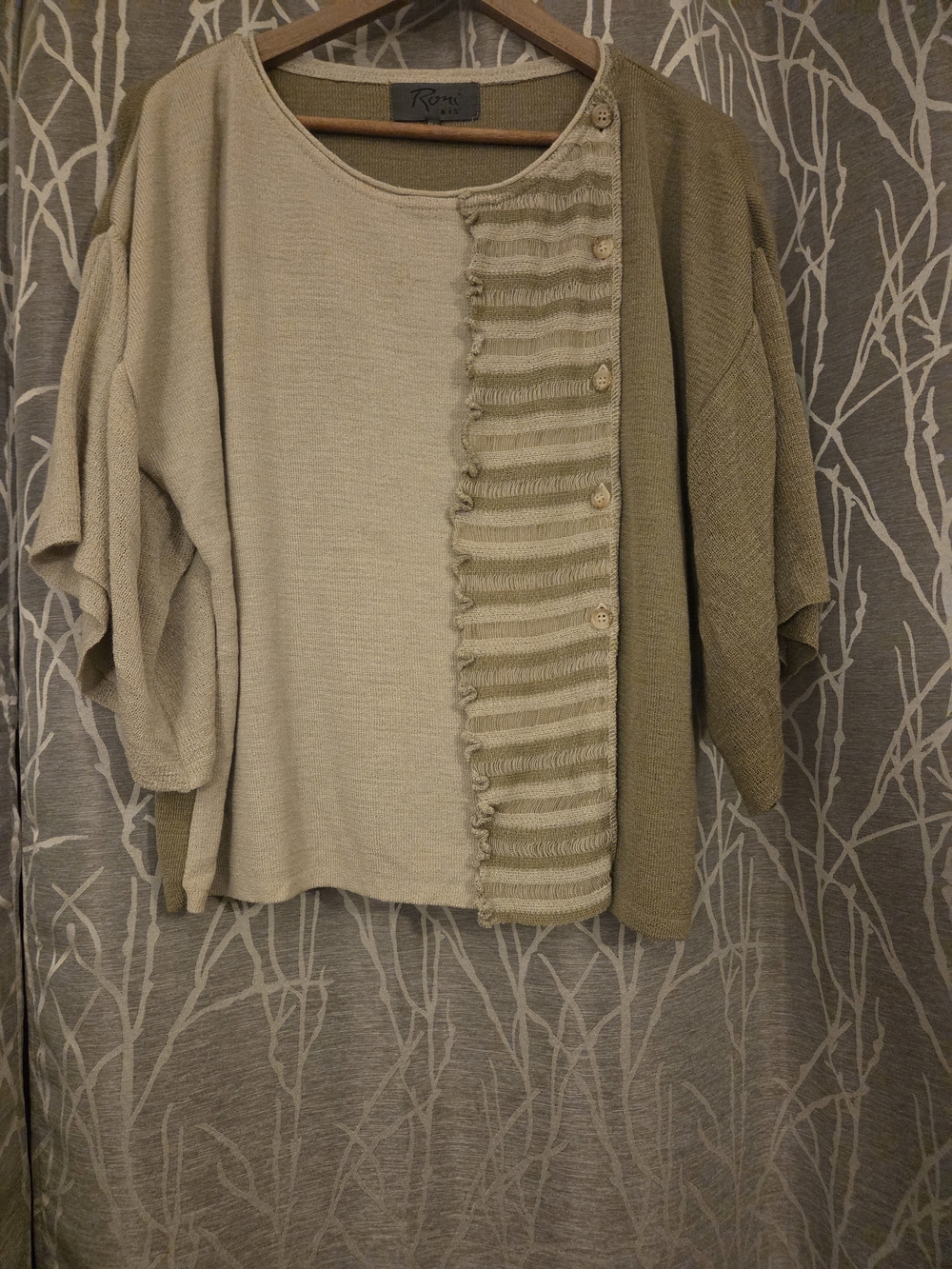 Roni Bis Two-Tone Button-Front Knit Top in Sage and Cream. Size M/L
